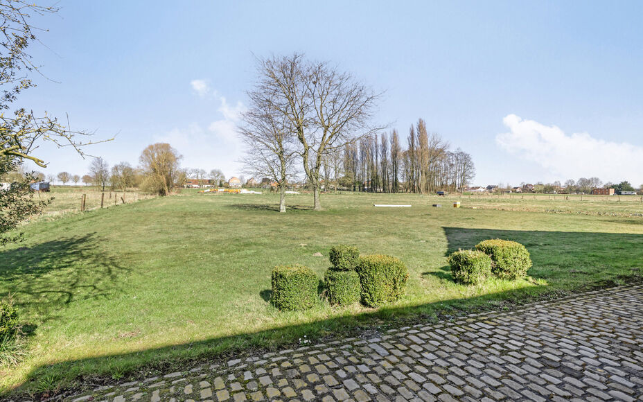 LEEMANS IMMOBILIËN biedt u deze alleenstaande eengezinswoning aan met verschillende ontwikkelingsmogelijkheden! Gelegen in het landelijke Relegem (deelgemeente van Asse), toch dichtbij alle faciliteiten en met een directe bereikbaarheid richting de Bruss