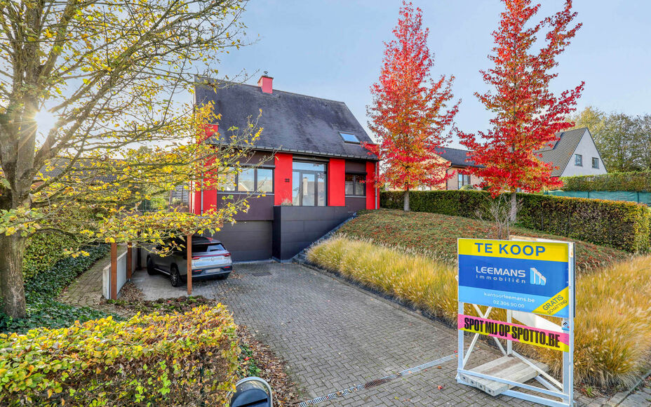 Leemans Immobiliën biedt u deze ruime en comfortabele villa aan, rustig gelegen in het landelijke en charmante Mollem. Deze woning combineert een aangename woonomgeving met een praktische indeling, ruime parkeermogelijkheden en een mooie, zuidwest geori