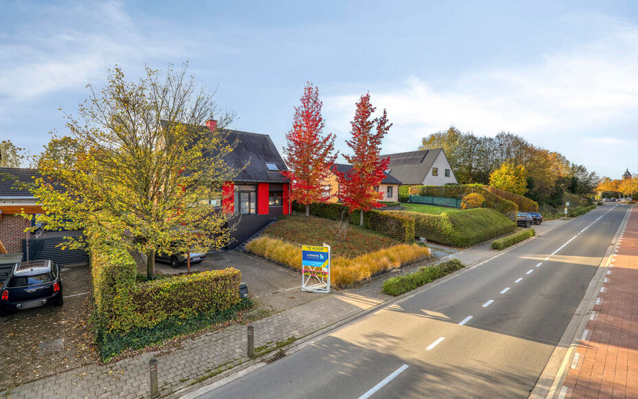 Leemans Immobiliën biedt u deze ruime en comfortabele villa aan, rustig gelegen in het landelijke en charmante Mollem. Deze woning combineert een aangename woonomgeving met een praktische indeling, ruime parkeermogelijkheden en een mooie, zuidwest geori