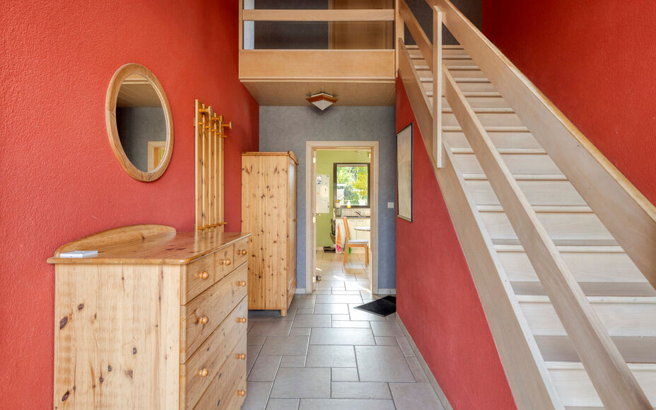 Leemans Immobiliën biedt u deze ruime en comfortabele villa aan, rustig gelegen in het landelijke en charmante Mollem. Deze woning combineert een aangename woonomgeving met een praktische indeling, ruime parkeermogelijkheden en een mooie, zuidwest geori