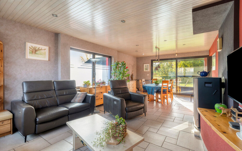 Leemans Immobiliën biedt u deze ruime en comfortabele villa aan, rustig gelegen in het landelijke en charmante Mollem. Deze woning combineert een aangename woonomgeving met een praktische indeling, ruime parkeermogelijkheden en een mooie, zuidwest geori
