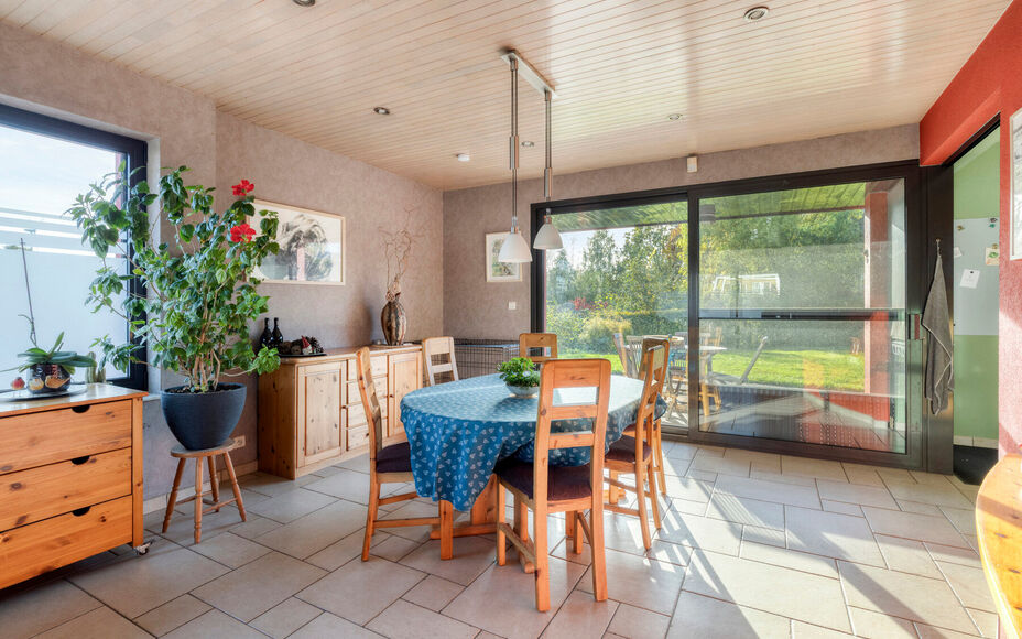 Leemans Immobiliën biedt u deze ruime en comfortabele villa aan, rustig gelegen in het landelijke en charmante Mollem. Deze woning combineert een aangename woonomgeving met een praktische indeling, ruime parkeermogelijkheden en een mooie, zuidwest geori