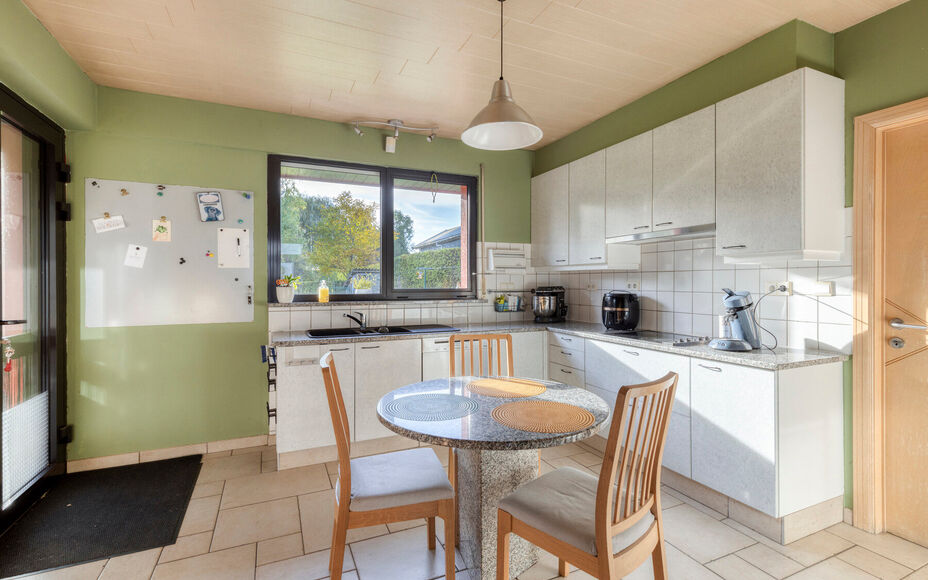 Leemans Immobiliën biedt u deze ruime en comfortabele villa aan, rustig gelegen in het landelijke en charmante Mollem. Deze woning combineert een aangename woonomgeving met een praktische indeling, ruime parkeermogelijkheden en een mooie, zuidwest geori
