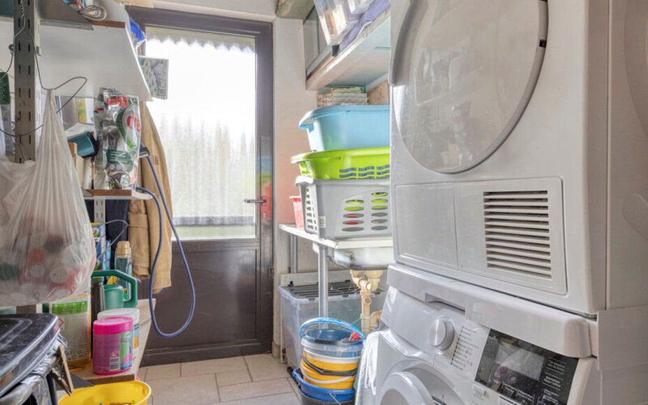 Leemans Immobiliën biedt u deze ruime en comfortabele villa aan, rustig gelegen in het landelijke en charmante Mollem. Deze woning combineert een aangename woonomgeving met een praktische indeling, ruime parkeermogelijkheden en een mooie, zuidwest geori