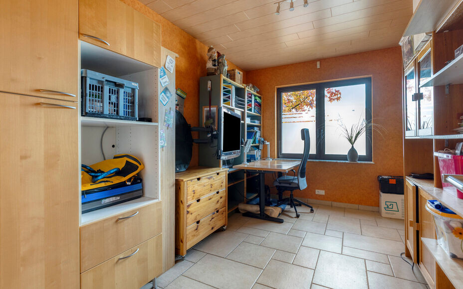 Leemans Immobiliën biedt u deze ruime en comfortabele villa aan, rustig gelegen in het landelijke en charmante Mollem. Deze woning combineert een aangename woonomgeving met een praktische indeling, ruime parkeermogelijkheden en een mooie, zuidwest geori