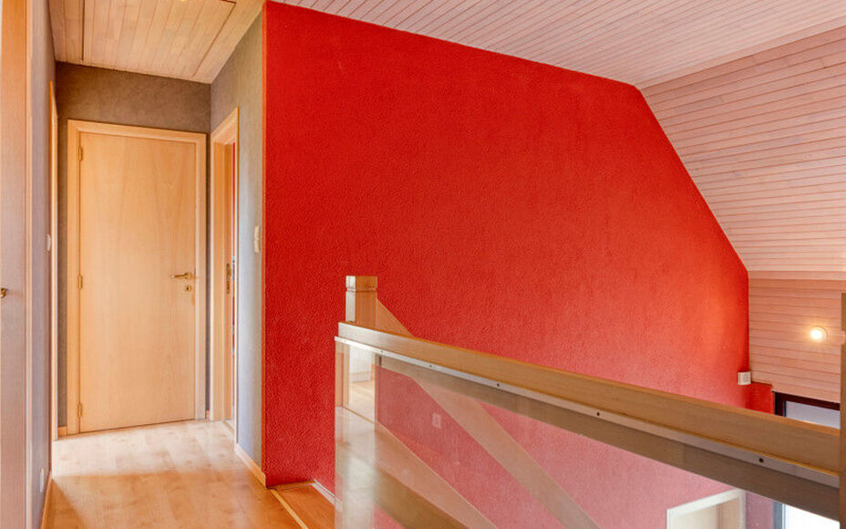 Leemans Immobiliën biedt u deze ruime en comfortabele villa aan, rustig gelegen in het landelijke en charmante Mollem. Deze woning combineert een aangename woonomgeving met een praktische indeling, ruime parkeermogelijkheden en een mooie, zuidwest geori