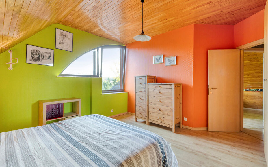 Leemans Immobiliën biedt u deze ruime en comfortabele villa aan, rustig gelegen in het landelijke en charmante Mollem. Deze woning combineert een aangename woonomgeving met een praktische indeling, ruime parkeermogelijkheden en een mooie, zuidwest geori
