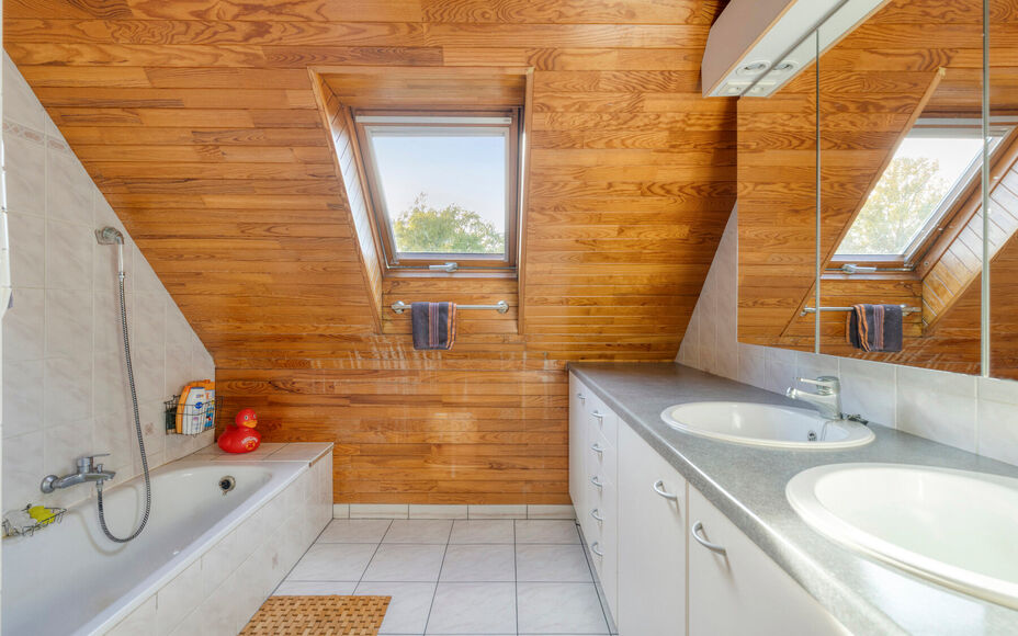 Leemans Immobiliën biedt u deze ruime en comfortabele villa aan, rustig gelegen in het landelijke en charmante Mollem. Deze woning combineert een aangename woonomgeving met een praktische indeling, ruime parkeermogelijkheden en een mooie, zuidwest geori
