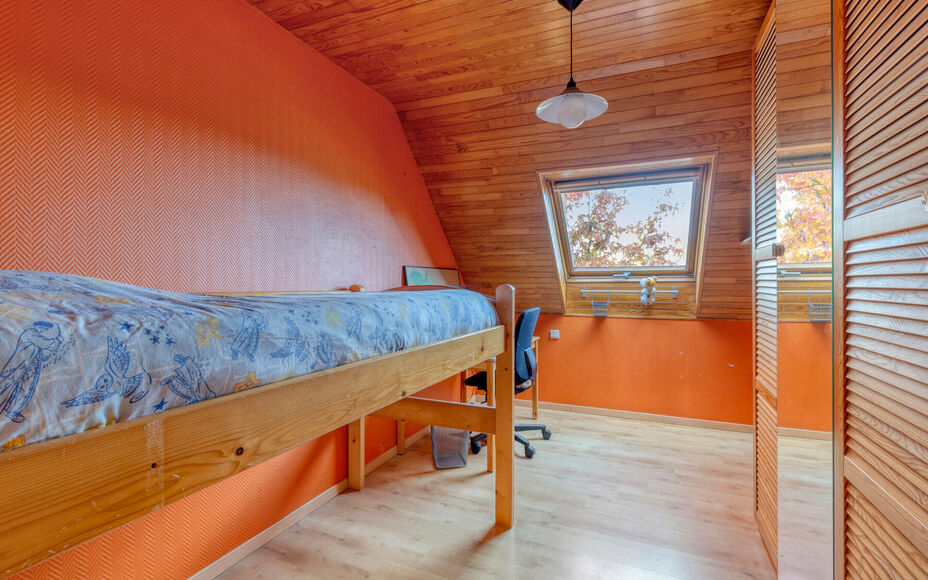 Leemans Immobiliën biedt u deze ruime en comfortabele villa aan, rustig gelegen in het landelijke en charmante Mollem. Deze woning combineert een aangename woonomgeving met een praktische indeling, ruime parkeermogelijkheden en een mooie, zuidwest geori