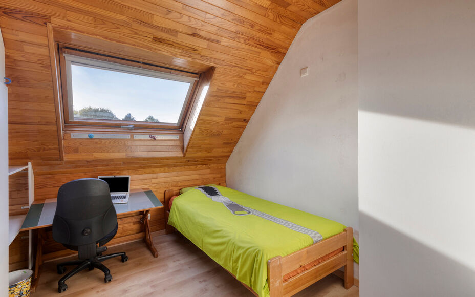 Leemans Immobiliën biedt u deze ruime en comfortabele villa aan, rustig gelegen in het landelijke en charmante Mollem. Deze woning combineert een aangename woonomgeving met een praktische indeling, ruime parkeermogelijkheden en een mooie, zuidwest geori