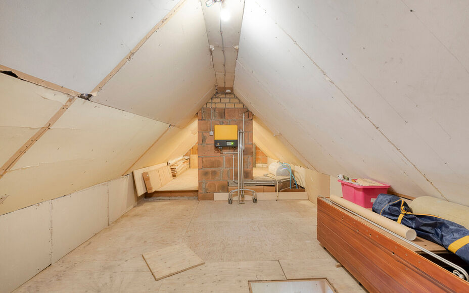 Leemans Immobiliën biedt u deze ruime en comfortabele villa aan, rustig gelegen in het landelijke en charmante Mollem. Deze woning combineert een aangename woonomgeving met een praktische indeling, ruime parkeermogelijkheden en een mooie, zuidwest geori