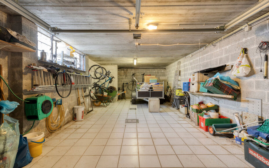 Leemans Immobiliën biedt u deze ruime en comfortabele villa aan, rustig gelegen in het landelijke en charmante Mollem. Deze woning combineert een aangename woonomgeving met een praktische indeling, ruime parkeermogelijkheden en een mooie, zuidwest geori