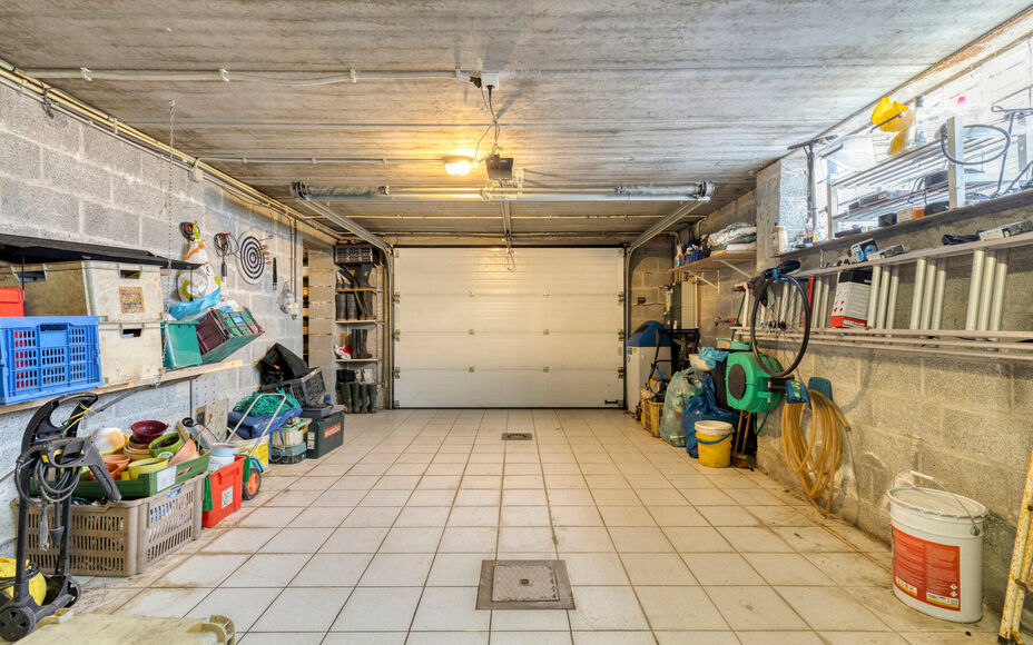 Leemans Immobiliën biedt u deze ruime en comfortabele villa aan, rustig gelegen in het landelijke en charmante Mollem. Deze woning combineert een aangename woonomgeving met een praktische indeling, ruime parkeermogelijkheden en een mooie, zuidwest geori