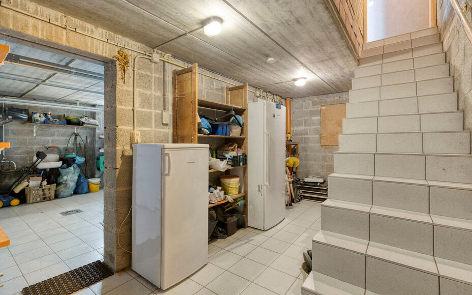 Leemans Immobiliën biedt u deze ruime en comfortabele villa aan, rustig gelegen in het landelijke en charmante Mollem. Deze woning combineert een aangename woonomgeving met een praktische indeling, ruime parkeermogelijkheden en een mooie, zuidwest geori