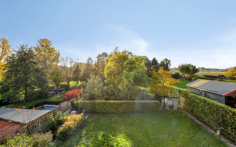Leemans Immobiliën biedt u deze ruime en comfortabele villa aan, rustig gelegen in het landelijke en charmante Mollem. Deze woning combineert een aangename woonomgeving met een praktische indeling, ruime parkeermogelijkheden en een mooie, zuidwest geori