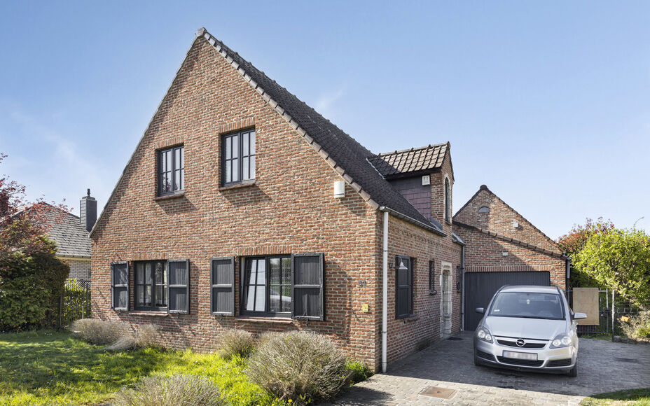 LEEMANS IMMOBILIËN biedt u deze uitzonderlijke villa aan op een toplocatie! Gelegen in het landelijke Relegem (deelgemeente van Asse), toch dicht bij alle faciliteiten en met een directe bereikbaarheid richting de Brusselse Ring. 

De totale terrein oppe
