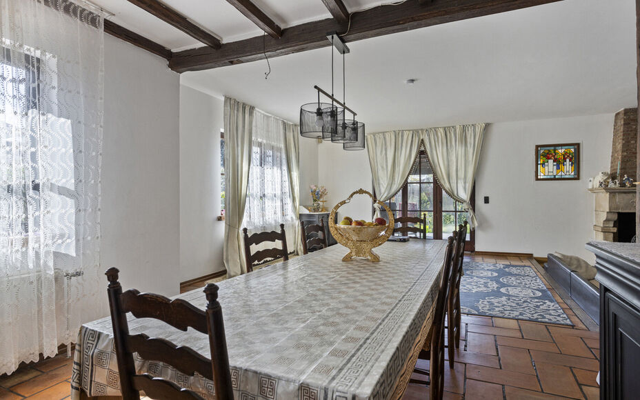 LEEMANS IMMOBILIËN biedt u deze uitzonderlijke villa aan op een toplocatie! Gelegen in het landelijke Relegem (deelgemeente van Asse), toch dicht bij alle faciliteiten en met een directe bereikbaarheid richting de Brusselse Ring. 

De totale terrein oppe