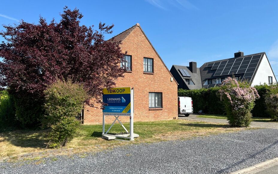 LEEMANS IMMOBILIËN biedt u deze uitzonderlijke villa aan op een toplocatie! Gelegen in het landelijke Relegem (deelgemeente van Asse), toch dicht bij alle faciliteiten en met een directe bereikbaarheid richting de Brusselse Ring. 

De totale terrein oppe