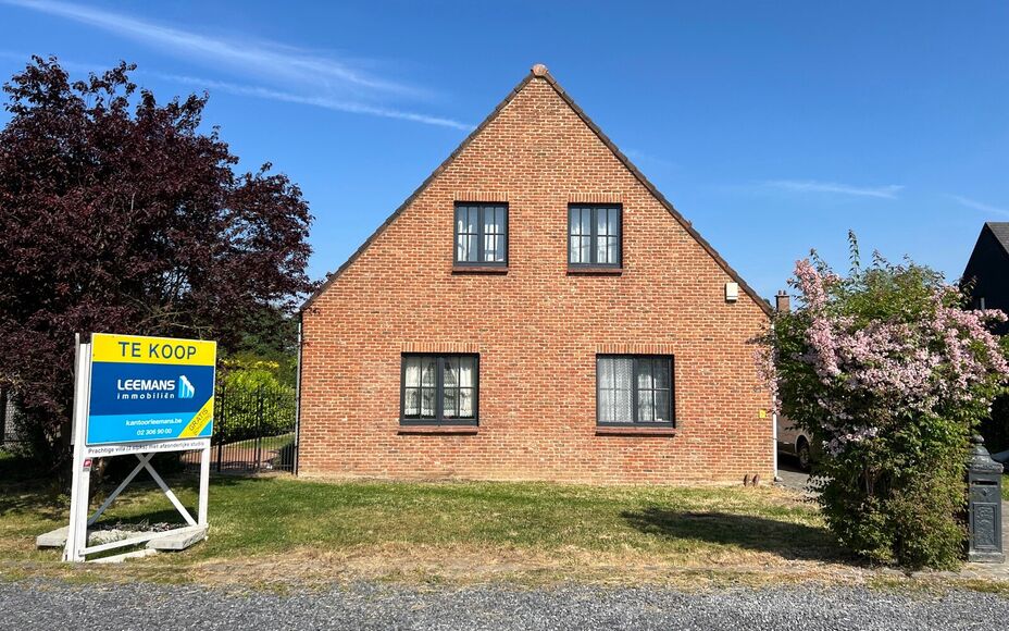 LEEMANS IMMOBILIËN biedt u deze uitzonderlijke villa aan op een toplocatie! Gelegen in het landelijke Relegem (deelgemeente van Asse), toch dicht bij alle faciliteiten en met een directe bereikbaarheid richting de Brusselse Ring. 

De totale terrein oppe