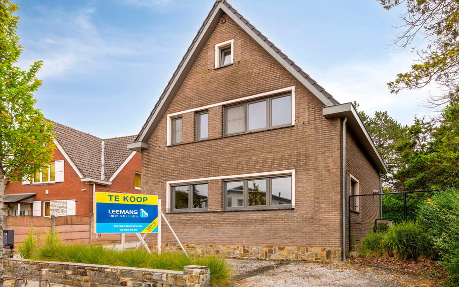 LEEMANS IMMOBILIËN stelt met trots deze instapklare viergevelwoning voor, rustig gelegen in een doodlopende straat. 

Bij binnenkomen van de woning komt u terecht in een ruime inkomhal dewelke directe toegang biedt tot de aangename en tevens lichtrijke l
