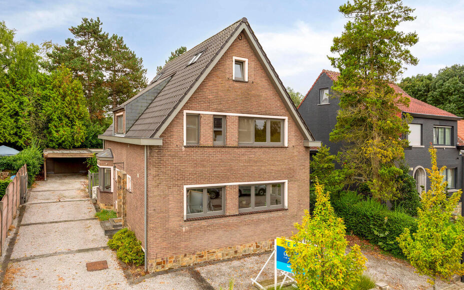 LEEMANS IMMOBILIËN stelt met trots deze instapklare viergevelwoning voor, rustig gelegen in een doodlopende straat. 

Bij binnenkomen van de woning komt u terecht in een ruime inkomhal dewelke directe toegang biedt tot de aangename en tevens lichtrijke l