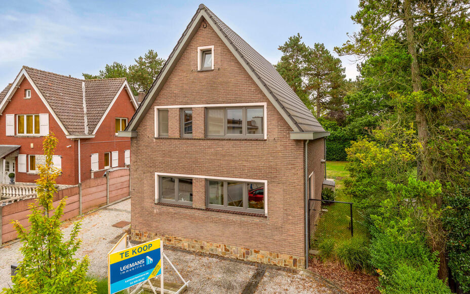 LEEMANS IMMOBILIËN stelt met trots deze instapklare viergevelwoning voor, rustig gelegen in een doodlopende straat. 

Bij binnenkomen van de woning komt u terecht in een ruime inkomhal dewelke directe toegang biedt tot de aangename en tevens lichtrijke l
