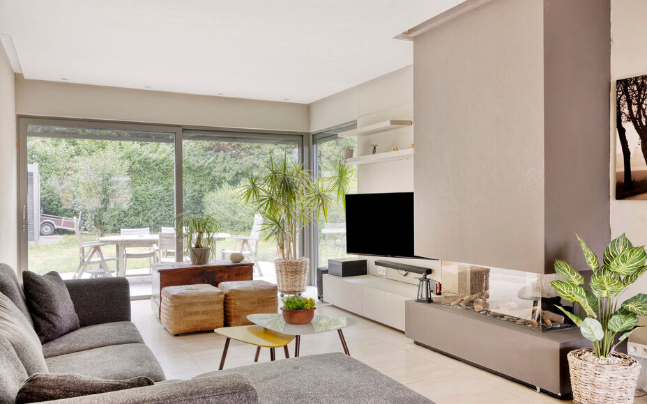 LEEMANS IMMOBILIËN stelt met trots deze instapklare viergevelwoning voor, rustig gelegen in een doodlopende straat. 

Bij binnenkomen van de woning komt u terecht in een ruime inkomhal dewelke directe toegang biedt tot de aangename en tevens lichtrijke l