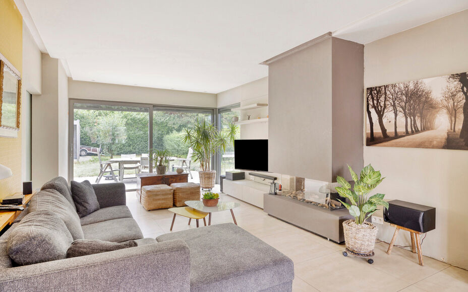 LEEMANS IMMOBILIËN stelt met trots deze instapklare viergevelwoning voor, rustig gelegen in een doodlopende straat. 

Bij binnenkomen van de woning komt u terecht in een ruime inkomhal dewelke directe toegang biedt tot de aangename en tevens lichtrijke l