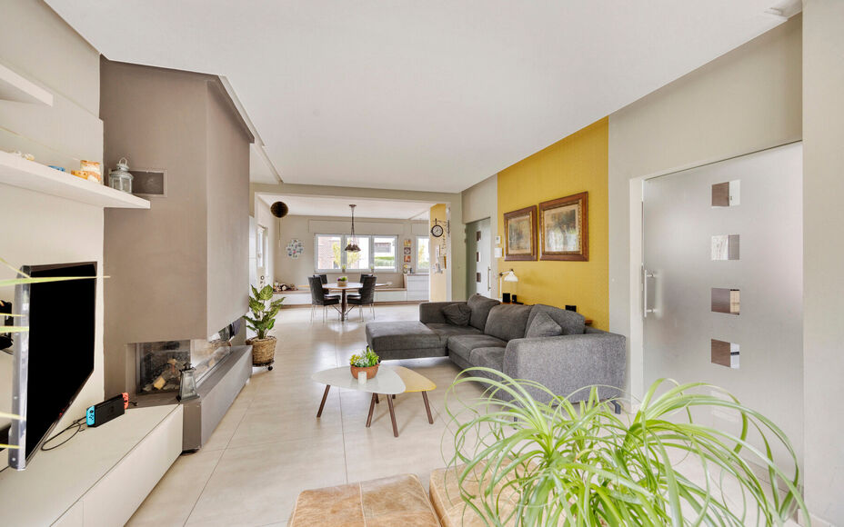 LEEMANS IMMOBILIËN stelt met trots deze instapklare viergevelwoning voor, rustig gelegen in een doodlopende straat. 

Bij binnenkomen van de woning komt u terecht in een ruime inkomhal dewelke directe toegang biedt tot de aangename en tevens lichtrijke l
