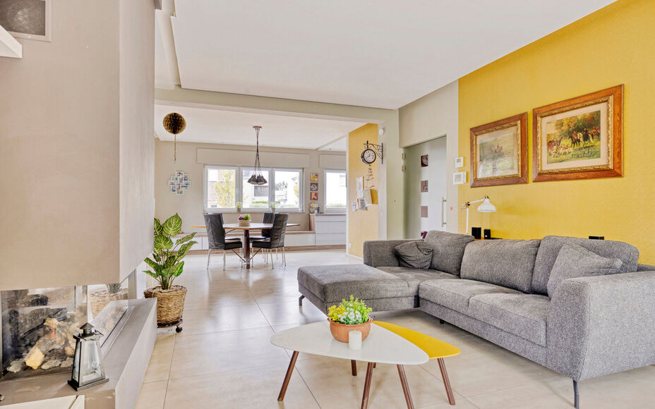 LEEMANS IMMOBILIËN stelt met trots deze instapklare viergevelwoning voor, rustig gelegen in een doodlopende straat. 

Bij binnenkomen van de woning komt u terecht in een ruime inkomhal dewelke directe toegang biedt tot de aangename en tevens lichtrijke l