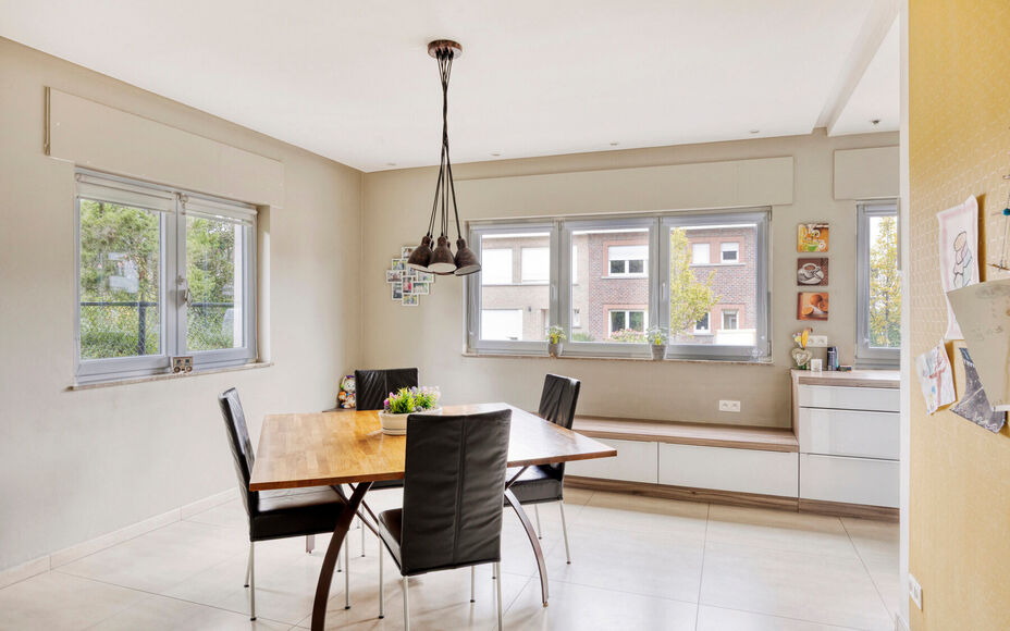 LEEMANS IMMOBILIËN stelt met trots deze instapklare viergevelwoning voor, rustig gelegen in een doodlopende straat. 

Bij binnenkomen van de woning komt u terecht in een ruime inkomhal dewelke directe toegang biedt tot de aangename en tevens lichtrijke l