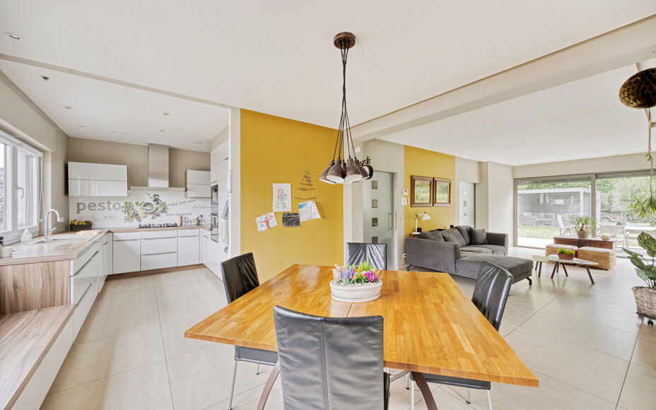 LEEMANS IMMOBILIËN stelt met trots deze instapklare viergevelwoning voor, rustig gelegen in een doodlopende straat. 

Bij binnenkomen van de woning komt u terecht in een ruime inkomhal dewelke directe toegang biedt tot de aangename en tevens lichtrijke l