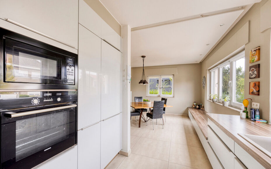 LEEMANS IMMOBILIËN stelt met trots deze instapklare viergevelwoning voor, rustig gelegen in een doodlopende straat. 

Bij binnenkomen van de woning komt u terecht in een ruime inkomhal dewelke directe toegang biedt tot de aangename en tevens lichtrijke l
