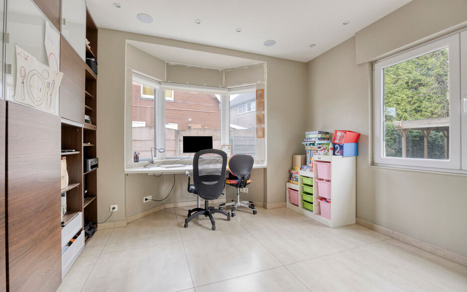 LEEMANS IMMOBILIËN stelt met trots deze instapklare viergevelwoning voor, rustig gelegen in een doodlopende straat. 

Bij binnenkomen van de woning komt u terecht in een ruime inkomhal dewelke directe toegang biedt tot de aangename en tevens lichtrijke l