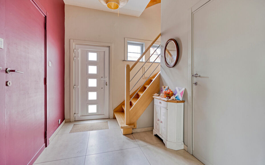 LEEMANS IMMOBILIËN stelt met trots deze instapklare viergevelwoning voor, rustig gelegen in een doodlopende straat. 

Bij binnenkomen van de woning komt u terecht in een ruime inkomhal dewelke directe toegang biedt tot de aangename en tevens lichtrijke l