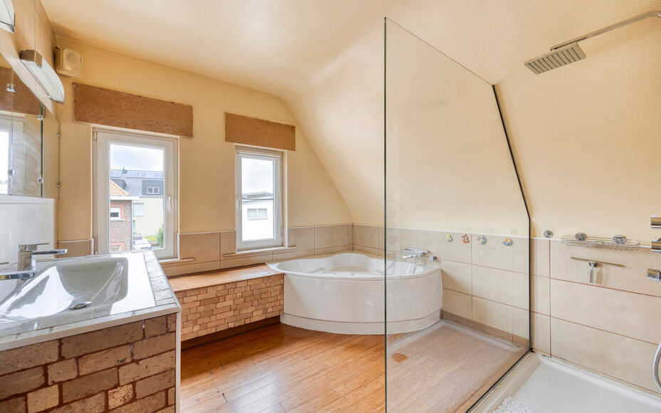 LEEMANS IMMOBILIËN stelt met trots deze instapklare viergevelwoning voor, rustig gelegen in een doodlopende straat. 

Bij binnenkomen van de woning komt u terecht in een ruime inkomhal dewelke directe toegang biedt tot de aangename en tevens lichtrijke l