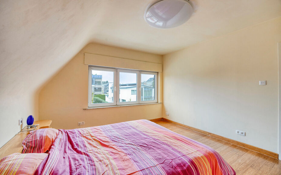 LEEMANS IMMOBILIËN stelt met trots deze instapklare viergevelwoning voor, rustig gelegen in een doodlopende straat. 

Bij binnenkomen van de woning komt u terecht in een ruime inkomhal dewelke directe toegang biedt tot de aangename en tevens lichtrijke l