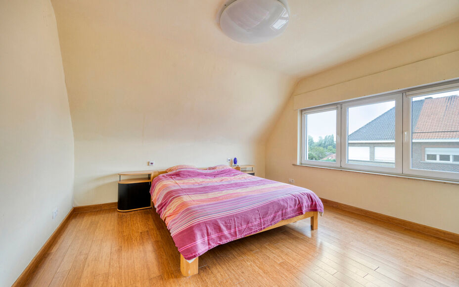 LEEMANS IMMOBILIËN stelt met trots deze instapklare viergevelwoning voor, rustig gelegen in een doodlopende straat. 

Bij binnenkomen van de woning komt u terecht in een ruime inkomhal dewelke directe toegang biedt tot de aangename en tevens lichtrijke l