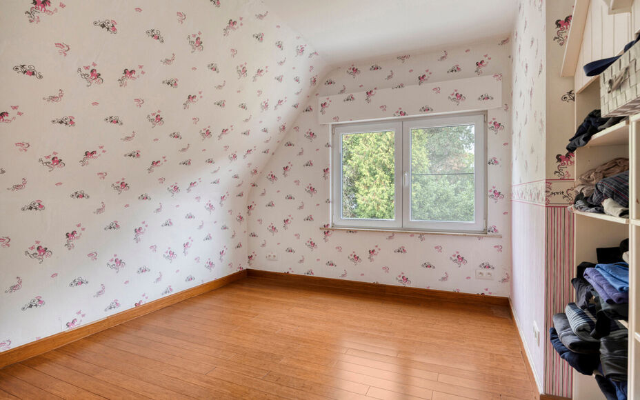LEEMANS IMMOBILIËN stelt met trots deze instapklare viergevelwoning voor, rustig gelegen in een doodlopende straat. 

Bij binnenkomen van de woning komt u terecht in een ruime inkomhal dewelke directe toegang biedt tot de aangename en tevens lichtrijke l