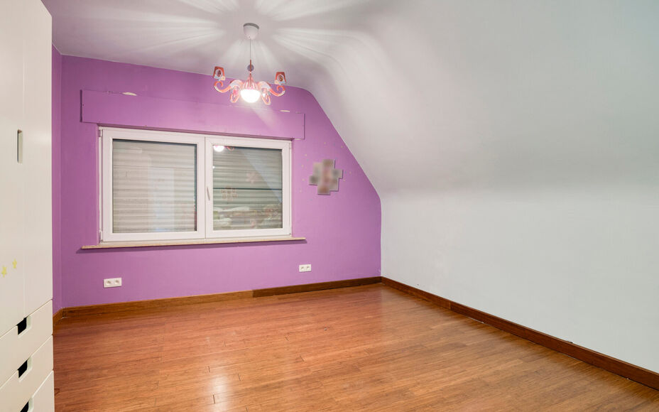 LEEMANS IMMOBILIËN stelt met trots deze instapklare viergevelwoning voor, rustig gelegen in een doodlopende straat. 

Bij binnenkomen van de woning komt u terecht in een ruime inkomhal dewelke directe toegang biedt tot de aangename en tevens lichtrijke l