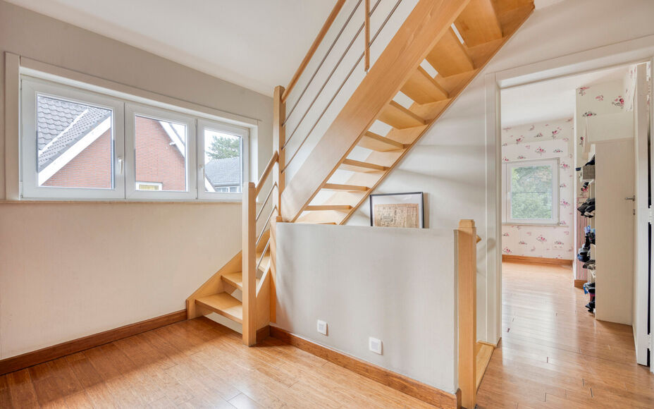 LEEMANS IMMOBILIËN stelt met trots deze instapklare viergevelwoning voor, rustig gelegen in een doodlopende straat. 

Bij binnenkomen van de woning komt u terecht in een ruime inkomhal dewelke directe toegang biedt tot de aangename en tevens lichtrijke l