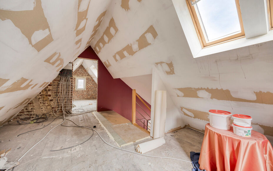 LEEMANS IMMOBILIËN stelt met trots deze instapklare viergevelwoning voor, rustig gelegen in een doodlopende straat. 

Bij binnenkomen van de woning komt u terecht in een ruime inkomhal dewelke directe toegang biedt tot de aangename en tevens lichtrijke l