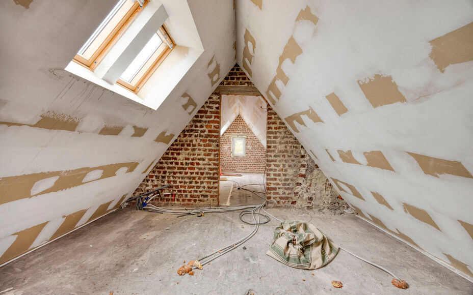 LEEMANS IMMOBILIËN stelt met trots deze instapklare viergevelwoning voor, rustig gelegen in een doodlopende straat. 

Bij binnenkomen van de woning komt u terecht in een ruime inkomhal dewelke directe toegang biedt tot de aangename en tevens lichtrijke l