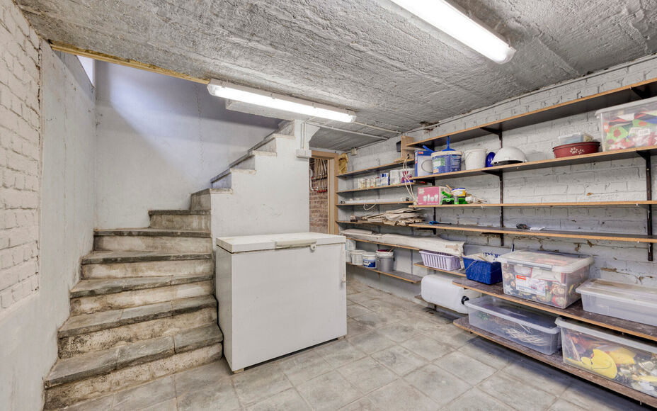 LEEMANS IMMOBILIËN stelt met trots deze instapklare viergevelwoning voor, rustig gelegen in een doodlopende straat. 

Bij binnenkomen van de woning komt u terecht in een ruime inkomhal dewelke directe toegang biedt tot de aangename en tevens lichtrijke l