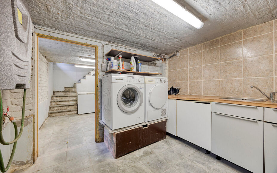 LEEMANS IMMOBILIËN stelt met trots deze instapklare viergevelwoning voor, rustig gelegen in een doodlopende straat. 

Bij binnenkomen van de woning komt u terecht in een ruime inkomhal dewelke directe toegang biedt tot de aangename en tevens lichtrijke l