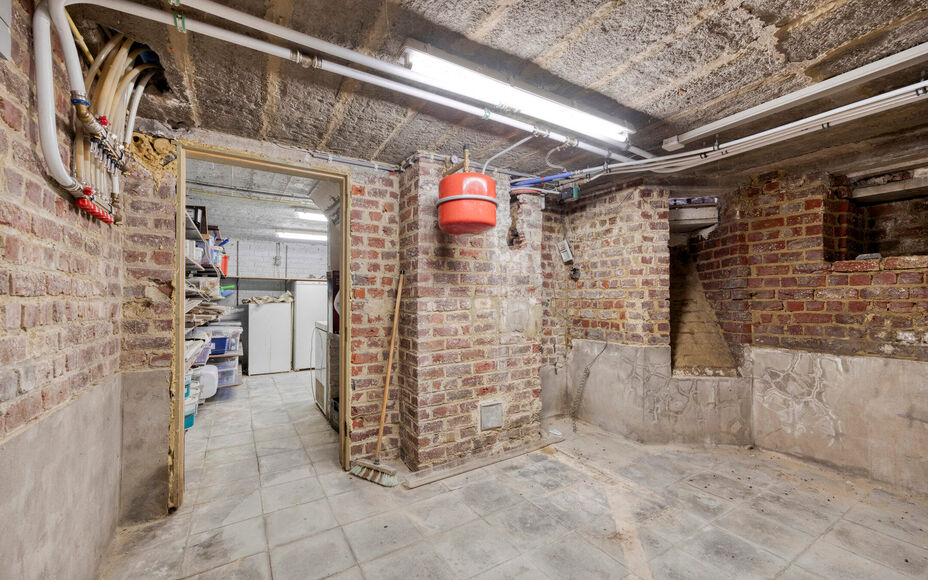 LEEMANS IMMOBILIËN stelt met trots deze instapklare viergevelwoning voor, rustig gelegen in een doodlopende straat. 

Bij binnenkomen van de woning komt u terecht in een ruime inkomhal dewelke directe toegang biedt tot de aangename en tevens lichtrijke l