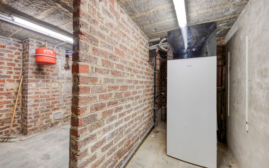 LEEMANS IMMOBILIËN stelt met trots deze instapklare viergevelwoning voor, rustig gelegen in een doodlopende straat. 

Bij binnenkomen van de woning komt u terecht in een ruime inkomhal dewelke directe toegang biedt tot de aangename en tevens lichtrijke l
