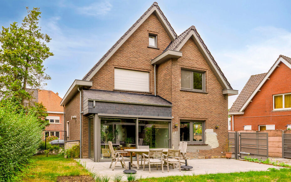 LEEMANS IMMOBILIËN stelt met trots deze instapklare viergevelwoning voor, rustig gelegen in een doodlopende straat. 

Bij binnenkomen van de woning komt u terecht in een ruime inkomhal dewelke directe toegang biedt tot de aangename en tevens lichtrijke l