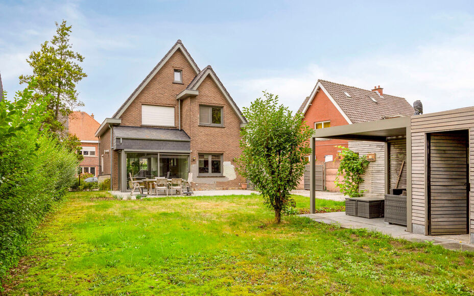 LEEMANS IMMOBILIËN stelt met trots deze instapklare viergevelwoning voor, rustig gelegen in een doodlopende straat. 

Bij binnenkomen van de woning komt u terecht in een ruime inkomhal dewelke directe toegang biedt tot de aangename en tevens lichtrijke l