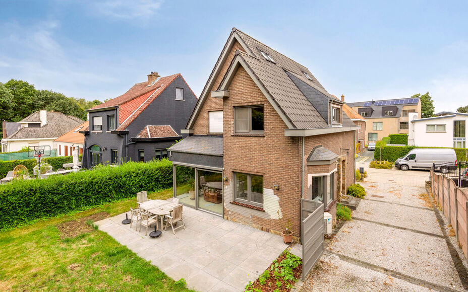 LEEMANS IMMOBILIËN stelt met trots deze instapklare viergevelwoning voor, rustig gelegen in een doodlopende straat. 

Bij binnenkomen van de woning komt u terecht in een ruime inkomhal dewelke directe toegang biedt tot de aangename en tevens lichtrijke l